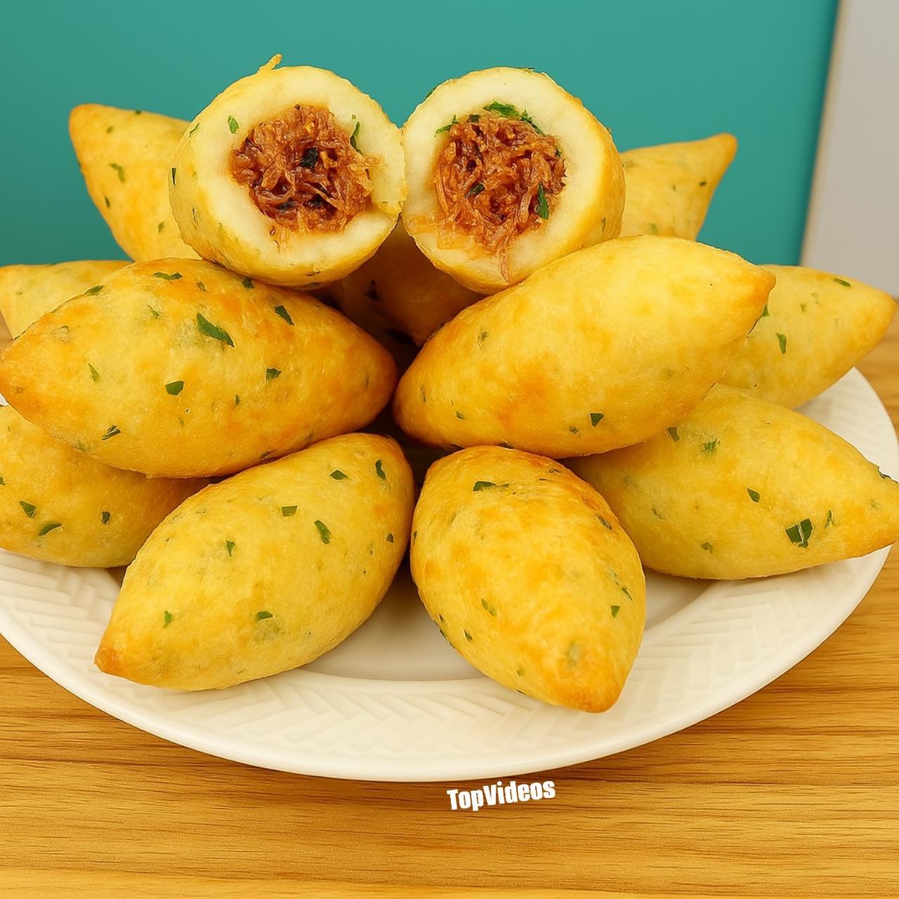 🥟 Bolinhos Cremosos de Mandioca com Carne Seca.