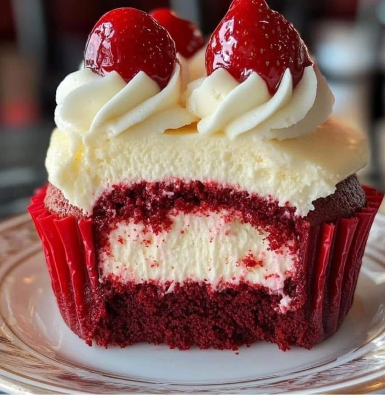 🍓 Cheesecake de Morango nos Cupcakes de Veludo Vermelho.